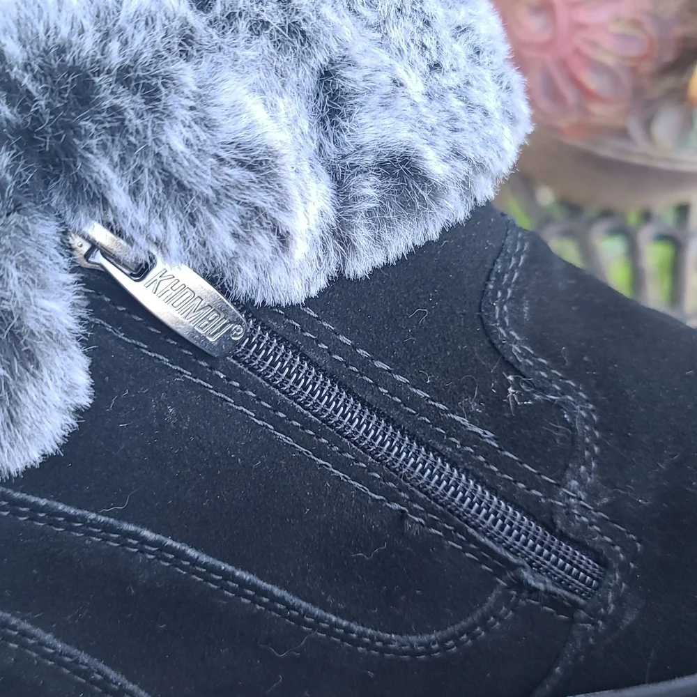 Khombu Black Boots with Gray Fur